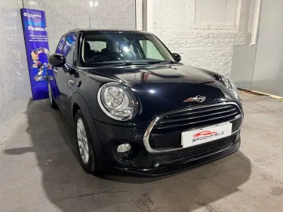 Usado Mini Cooper D Hatch 116 CV (85 kW) 2015 Negro Utilitario