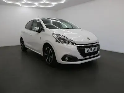 Used Peugeot 208 82 HP (60 kW) 2019 White Hatchback