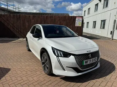 Używany Peugeot e-208 Premium 100 kW (136 KM) 2021 Biały Hatchback