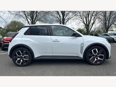 Used Renault R5 Komfort 110 kW (150 HP) 2025 Special metallic  arctic white  Hatchback