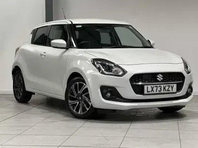 Begagnad Suzuki Swift SZ5 83 HK (61 kW) 2023 Vit Halvkombi