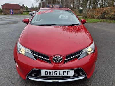 Used Toyota Auris Plus 132 HP (97 kW) 2015 Red Hatchback