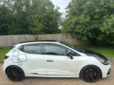 Used Renault Clio Trophy 200 HP (147 kW) 2015 White Hatchback