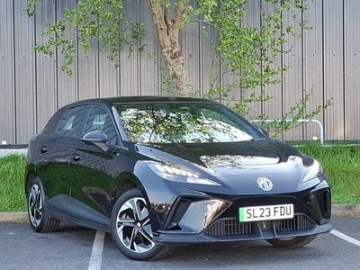 Begagnad MG MG4 EV SE 125 kW (170 HK) 2023 Svart Halvkombi