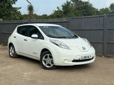 Begagnad Nissan Leaf Acenta 80 kW (109 HK) 2016 Vit Halvkombi
