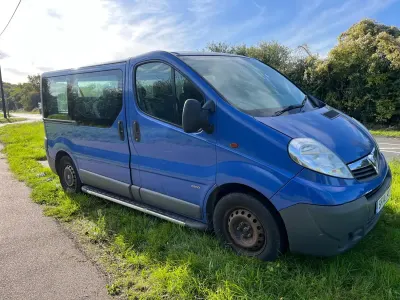 Second-hand Vauxhall Vivaro 90 CP (66 kW) 2014 Albastru Monovolum