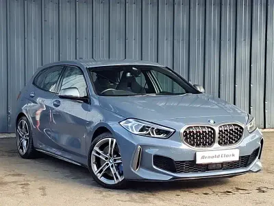 Begagnad BMW M135 Comfort Edition 306 HK (225 kW) 2022 Grå Halvkombi
