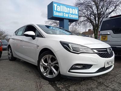 Used Vauxhall Astra SRi 150 HP (110 kW) 2017 White Hatchback