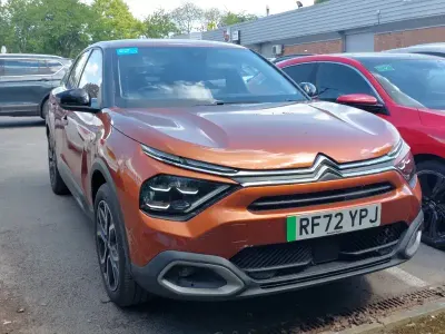 Begagnad Citroën e-C4 Shine 100 kW (136 HK) 2023 Brun Halvkombi