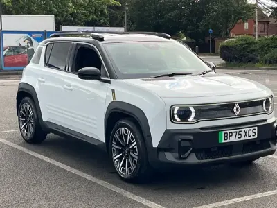 Used Renault R4 Iconic 110 kW (150 HP) 2025 Bicolour solid  glacier white with diamond black roof  Estate