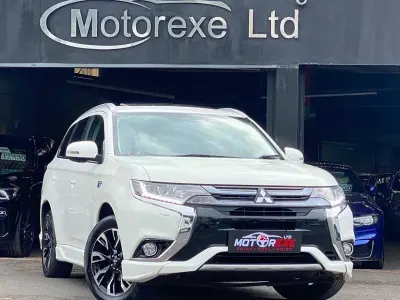 Used Mitsubishi Outlander P-HEV 200 HP (147 kW) 2015 White Estate