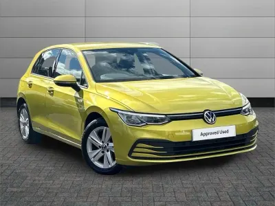 Usado VW Golf VIII Life 113 HP (83 kW) 2023 Amarelo Citadino