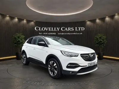 Used Vauxhall Grandland X SRi 130 HP (95 kW) 2019 White SUV