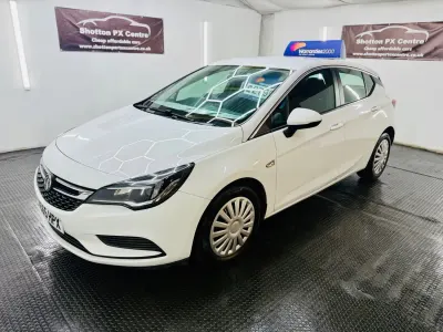 Used Vauxhall Astra Design Edition 136 HP (100 kW) 2015 White Hatchback