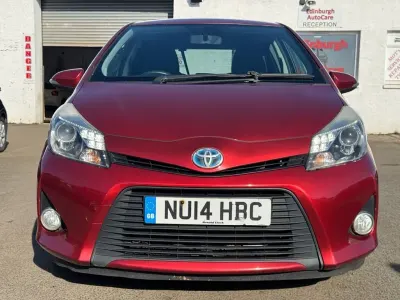 Second-hand Toyota Yaris Hybrid Plus 101 CP (74 kW) 2014 Roșu Hatchback