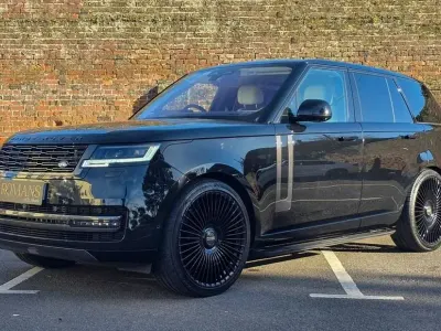 Käytetty Land Rover Range Rover First Edition 350 HP (257 kW) 2023 Musta Katumaasturi