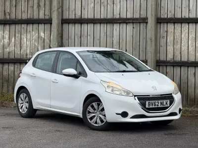 Używany Peugeot 208 Access 82 KM (60 kW) 2012 Biały Hatchback