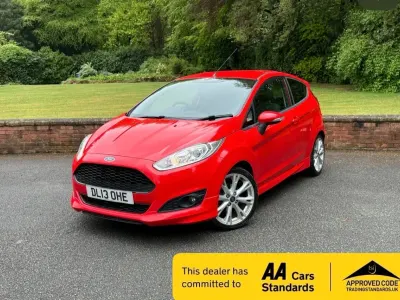 Usado Ford Fiesta Zetec 125 HP (91 kW) 2013 Vermelho Citadino