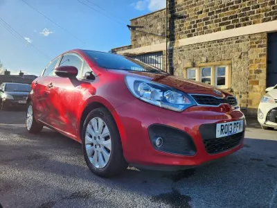 Begagnad Kia Rio 85 HK (62 kW) 2013 Röd Halvkombi
