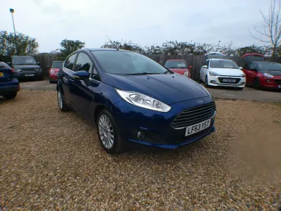 Usado Ford Fiesta Titanium 105 HP (77 kW) 2013 Azul Citadino