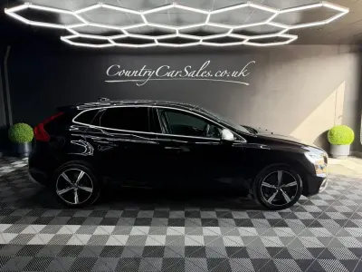 Begagnad Volvo V40 R-Design 120 HK (88 kW) 2019 Svart Halvkombi
