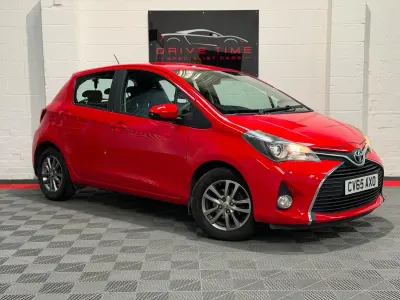 Used Toyota Yaris 99 HP (72 kW) 2015 Red Hatchback