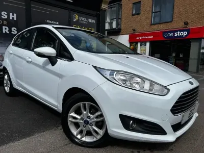 Usado Ford Fiesta Zetec 82 HP (60 kW) 2014 Branco Citadino
