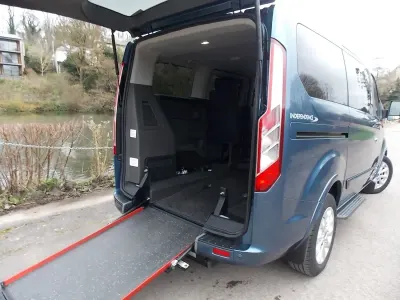 Usado Ford Tourneo RS 130 HP (95 kW) 2019 Azul Monovolume