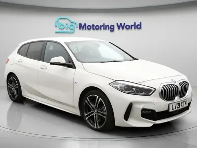 Begagnad BMW 120 M Sport 190 HK (139 kW) 2021 Vit Halvkombi