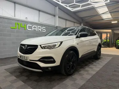 Used Vauxhall Grandland X SRi 130 HP (95 kW) 2021 White SUV