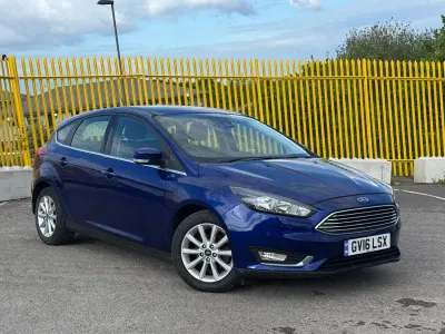 Gebraucht Ford Focus Titanium 125 PS (91 kW) 2016 Blau Kleinwagen