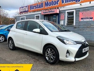 Used Toyota Yaris 99 HP (72 kW) 2015 White Hatchback