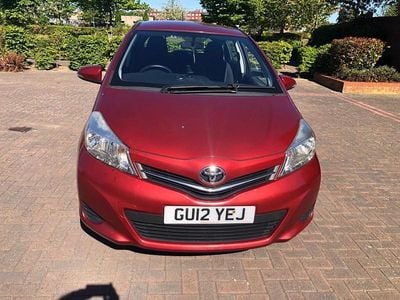 Begagnad Toyota Yaris 99 HK (72 kW) 2012 Röd Halvkombi