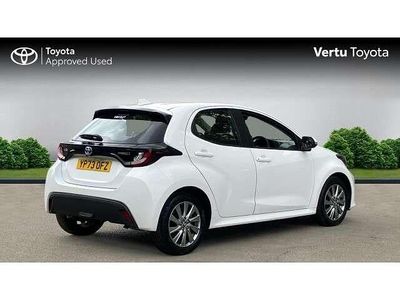 Used Toyota Yaris Hybrid 116 HP (85 kW) 2023 White Hatchback