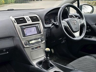 Used Toyota Avensis 147 HP (108 kW) 2011 White Sedan