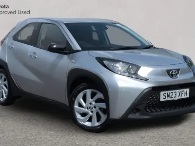 Usado Toyota Aygo X PURE 72 CV (52 kW) 2023 Plateado SUV
