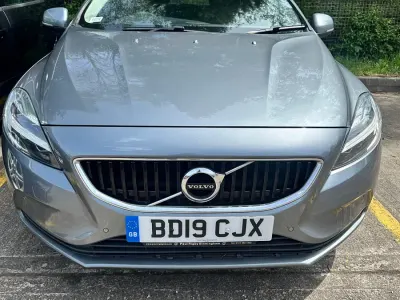 Usado Volvo V40 Momentum 120 CV (88 kW) 2019 Gris Utilitario