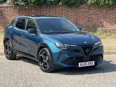 Used Alfa Romeo Junior 145 HP (106 kW) 2025 Blue/black SUV
