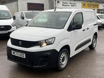 Second-hand Peugeot Partner Premium 100 CP (73 kW) 2024 Alb Monovolum