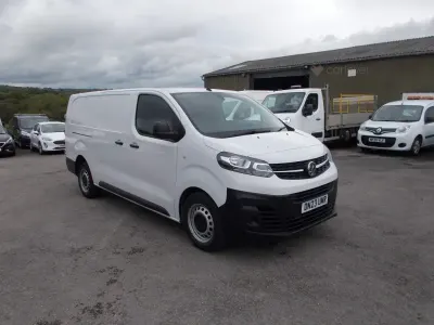 Usado Vauxhall Vivaro 100 HP (73 kW) 2023 Branco Monovolume