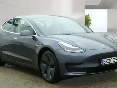 Używany Tesla Model 3 Standard Range Plus 239 kW (325 KM) 2020 Sedan/Limuzyna