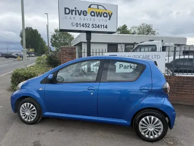 Usado Toyota Aygo 67 HP (49 kW) 2011 Azul Citadino