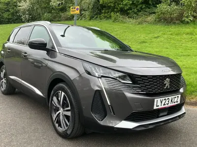 Usado Peugeot 5008 Allure+ 130 HP (95 kW) 2023 Cinzento SUV