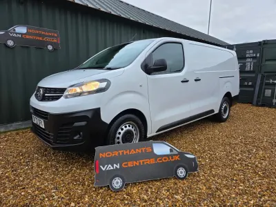 Second-hand Vauxhall Vivaro 100 CP (73 kW) 2022 Alb Monovolum