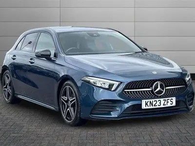 Begagnad Mercedes A200 AMG Line Premium 163 HK (119 kW) 2023 Blå Halvkombi