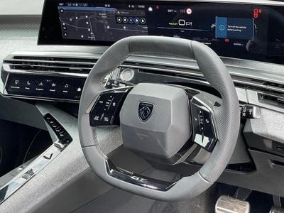 Peugeot e-5008