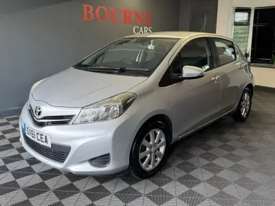 Begagnad Toyota Yaris 101 HK (74 kW) 2012 Silver Halvkombi