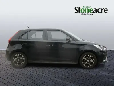 Begagnad MG MG3 Exclusive 106 HK (77 kW) 2024 Svart Halvkombi