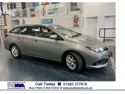 Used Toyota Auris Hybrid Business Edition 136 HP (100 kW) 2017 Grey Estate