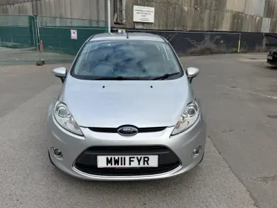 Usado Ford Fiesta Zetec 82 HP (60 kW) 2011 Prateado Citadino